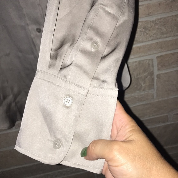 ✅H&M Button Down Blouse - Picture 3 of 6